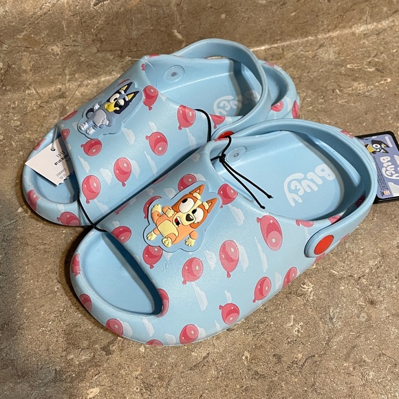 Bluey Kids Clogs Size 11/12 with Cartoon Characters (New) - Picture 3 of 7